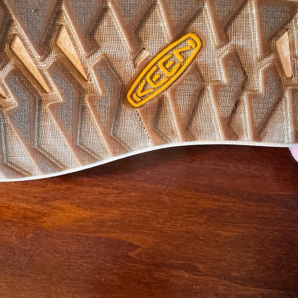 Keen women’s tan Sandals - Picture 4 of 10